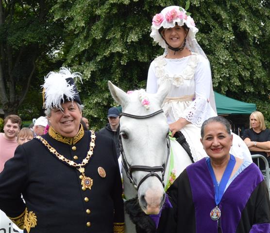 Sir Tony Baldry with Cllr Surinder Dhesi with the fine lady on a white horse